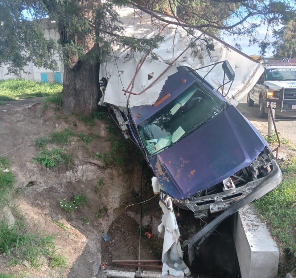 Salva la vida operador de pipa de gas LP tras accidentarse en Xaloztoc 