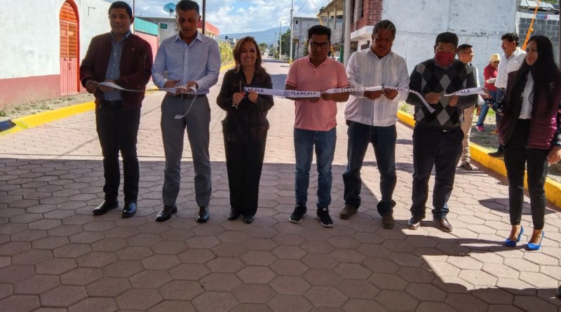 Alcalde de Santa Cruz Tlaxcala inaugura obra de adoquinamiento