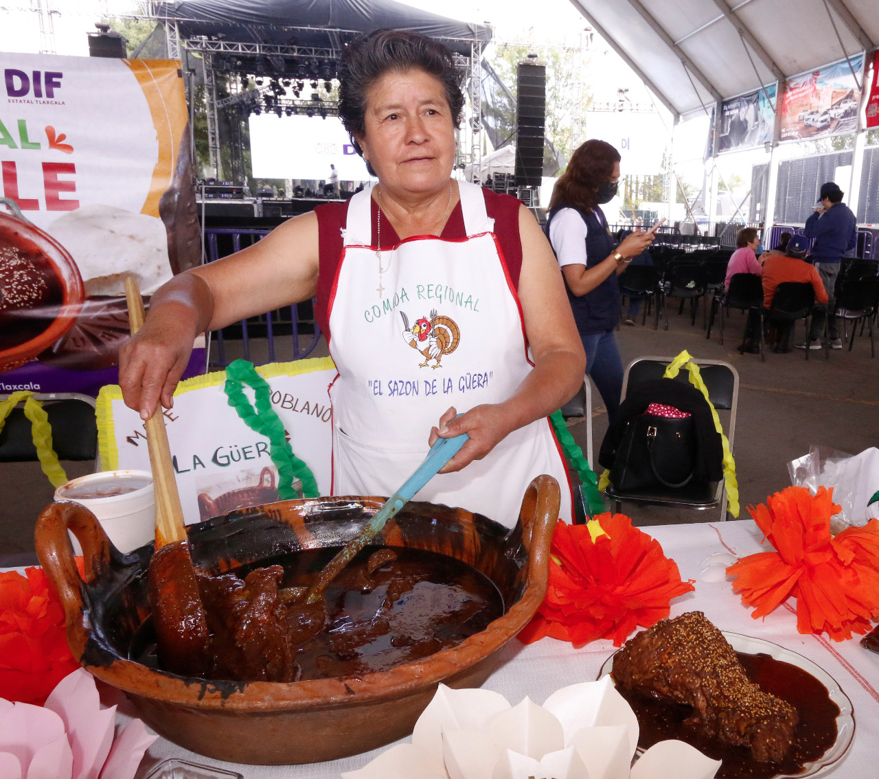 Deleitan paladares las cocineras tradicionales en el Festival Del Mole