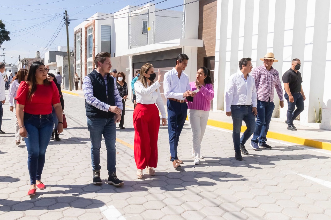 Tras 60 años de espera Paola Angon entrega adoquinamiento en Manantiales