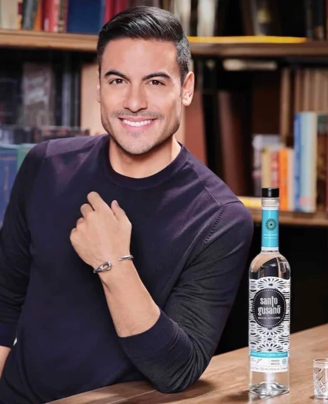 Presenta Carlos Rivera en redes su nuevo mezcal Santo Gusano