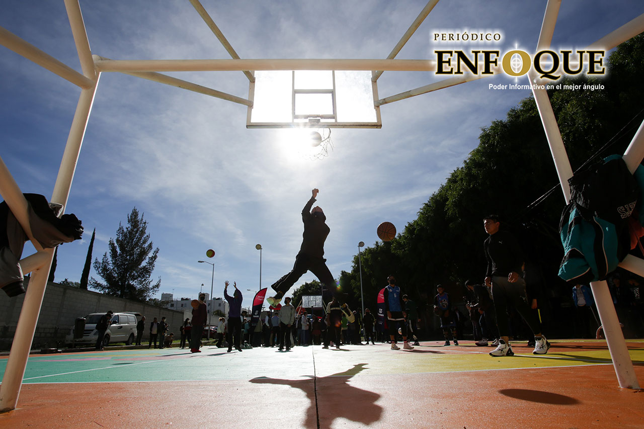 Entrega Ayuntamiento rehabilitación de la cancha de Mateo de Regil