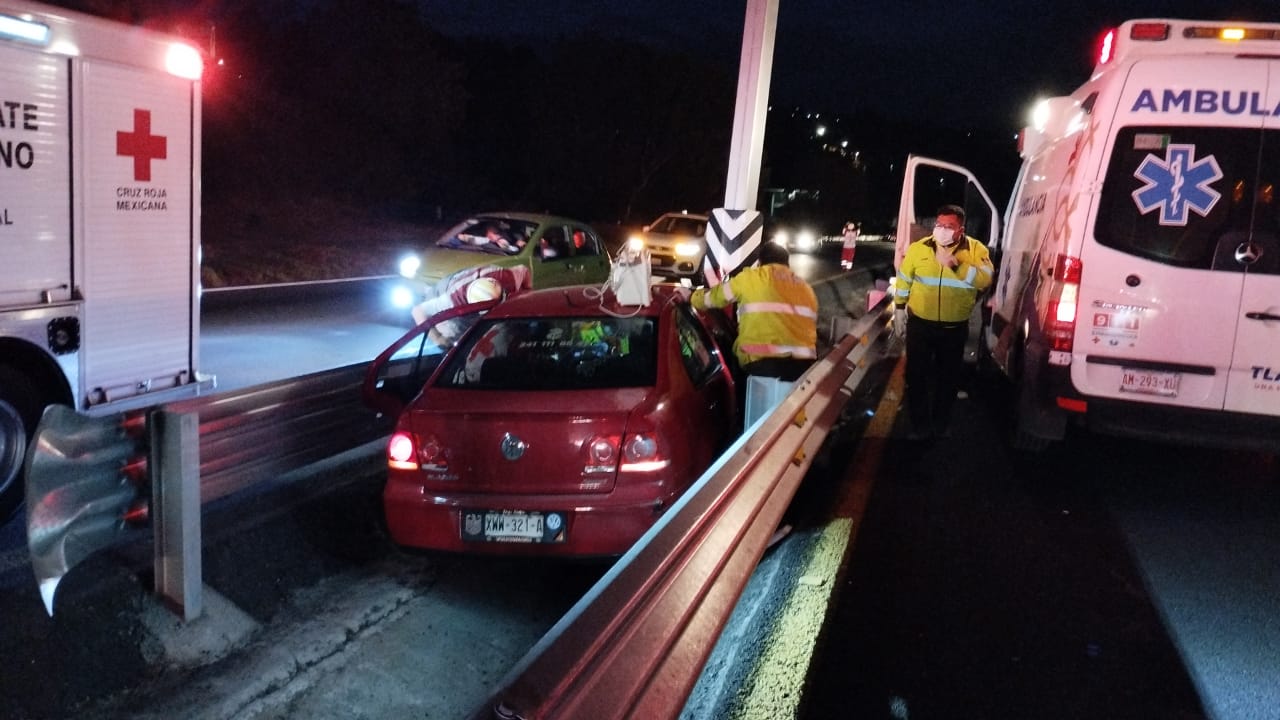 Sobrevive mujer que quedó atrapada al interior de su coche tras accidente, en Tlaxcala