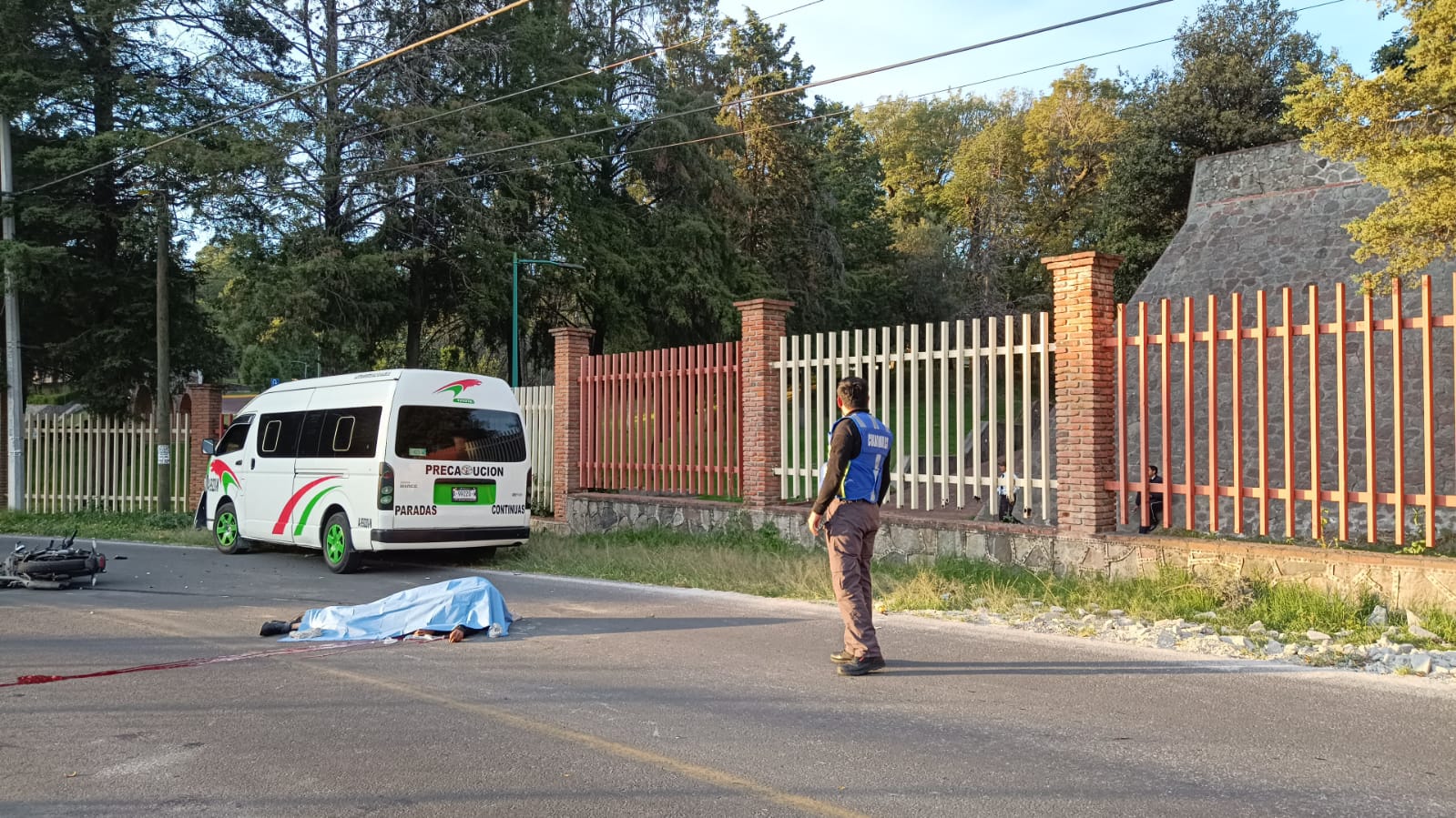 Estudiante de secundaria muere en aparatoso accidente de motocicleta, en Santa Cruz Tlaxcala