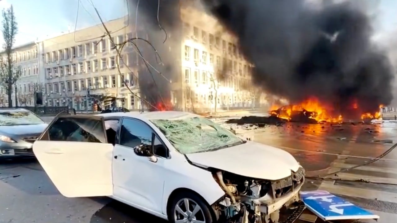 Rusia bombardea edificios de civiles en Ucrania con drones kamikazes