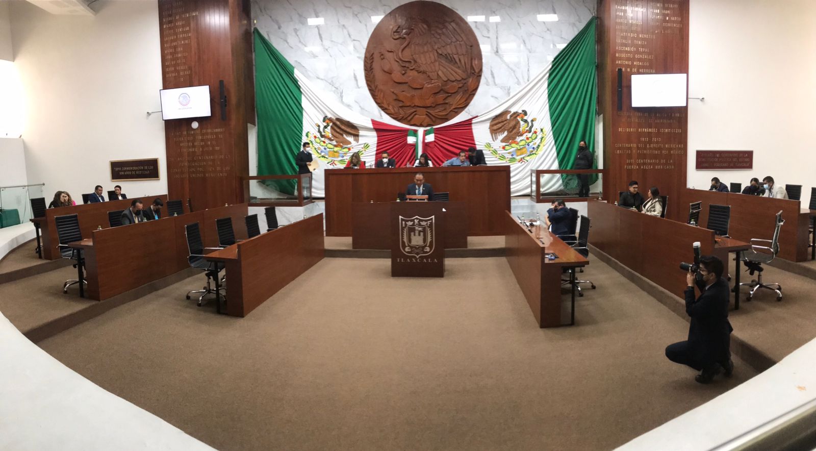 CREAN DIPUTADOS COMISIÓN ESTATAL DEL AGUA Y SANEAMIENTO   En la décimo cuarta sesión ordinaria del Congreso del Estado, este día, las y los diputados aprobaron la reforma legal para crear la Comisión Estatal de Agua y Saneamiento del estado de Tlaxcala, como órgano descentralizado de la administración pública local.   Es importante señalar que, en mayo pasado, los legisladores aprobaron en el Pleno la Ley de Protección al Medio Ambiente y el Desarrollo Sostenible del Estado de Tlaxcala, la cual fue propuesta por la diputada Marcela González Castillo.   Sin embargo, cuatro meses después, el diputado perredista Ever Campech Avelar, propuso una serie de reformas y adiciones legales a fin de dejar sin efecto la creación de un organismo desconcentrado de la Secretaría del Medio Ambiente para el manejo del agua y saneamiento de la misma, y en su lugar, constituir una entidad descentralizada en la materia.   Por lo anterior, Campech Avelar expuso que es necesario reformar la legislación para frenar la extinción de esos dos organismos descentralizados y en su lugar, promover la fusión de ambos.   Con todo esto, ayer fue presentado el dictamen por el que se reforman diversos artículos de la citada Ley, el cual fue votado y aprobado por los congresistas.   Cabe señalar que, con las nuevas disposiciones, la Comisión Estatal de Agua y Saneamiento se encargará de aplicar lineamientos y estrategias ecológicas para la preservación, protección, restauración y aprovechamiento sostenible de los recursos naturales, así ́ como para la localización de actividades productivas y de los asentamientos humanos.  