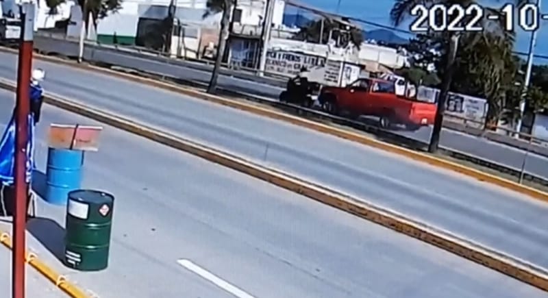 Ladrón atropella a agente de tránsito para intentar huir con vehículo robado (Vídeo)