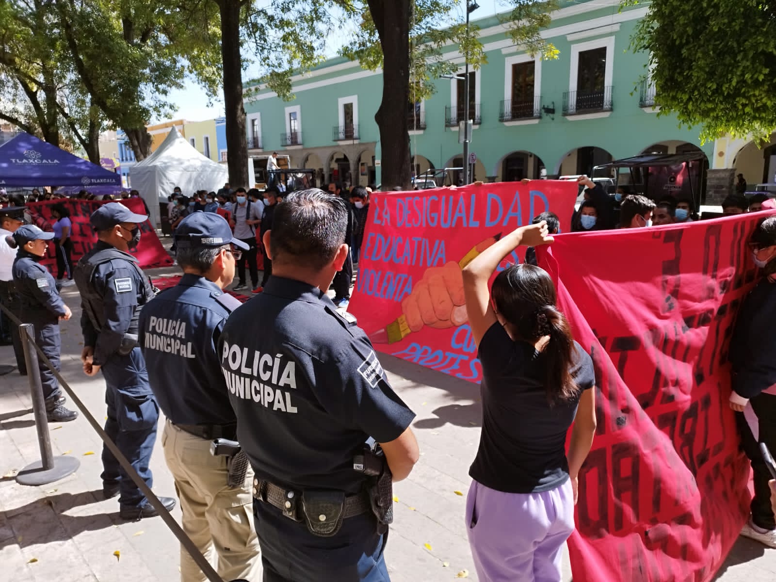  Normalistas exigen salida de directora por opacidad