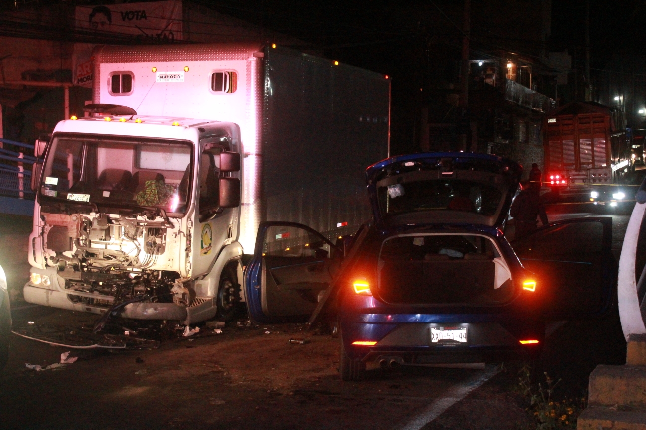 Choca su automóvil contra camión cargado de plátanos y muere al instante, en Apetatitlán 