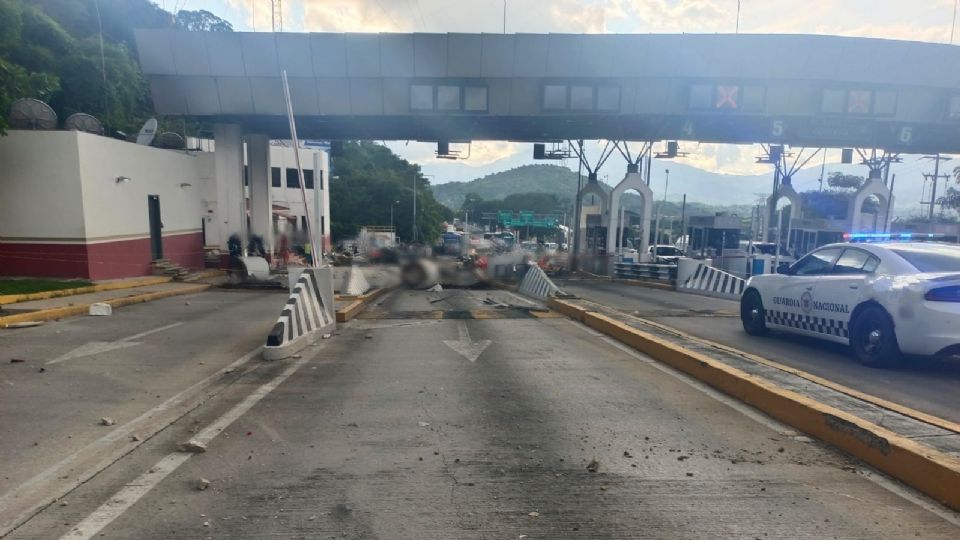 Tráiler choca contra caseta en autopista del Sol; hay 1 muerto y 4 heridos (Vídeo)