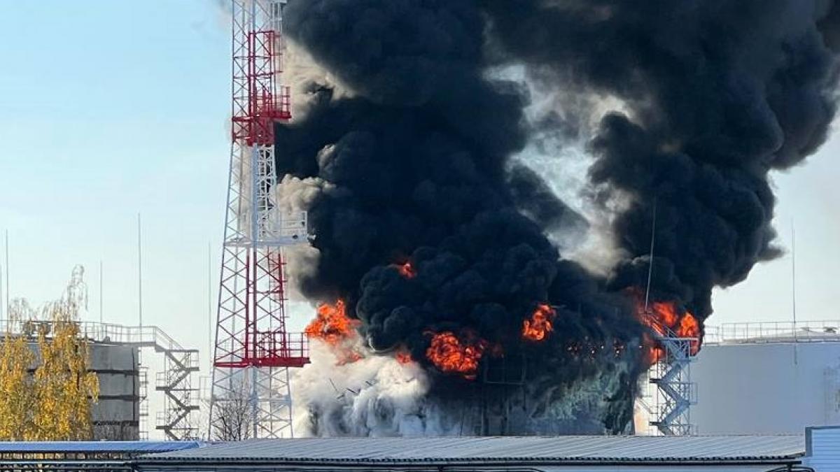 Bombardea Ucrania depósito de crudo en localidad fronteriza de Rusia