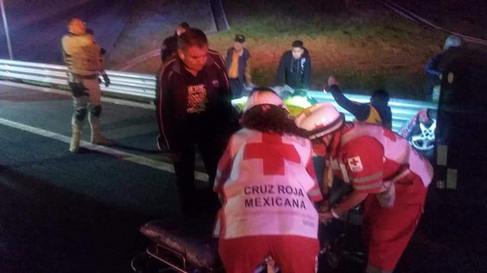 Volcadura de camioneta familiar en la México-Veracruz, deja tres lesionados