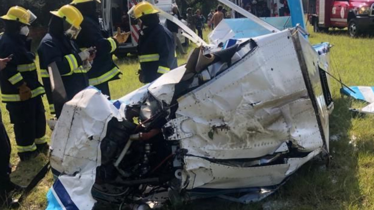 El desplome de una avioneta en Valle de Bravo dejó como saldo un muerto y tres personas lesionadas