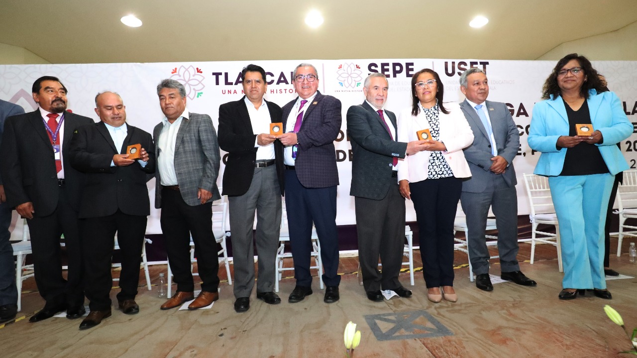  Entrega gobierno 231 medallas “Leonarda Gómez Blanco De Hernández” por 30 años de servicio docente