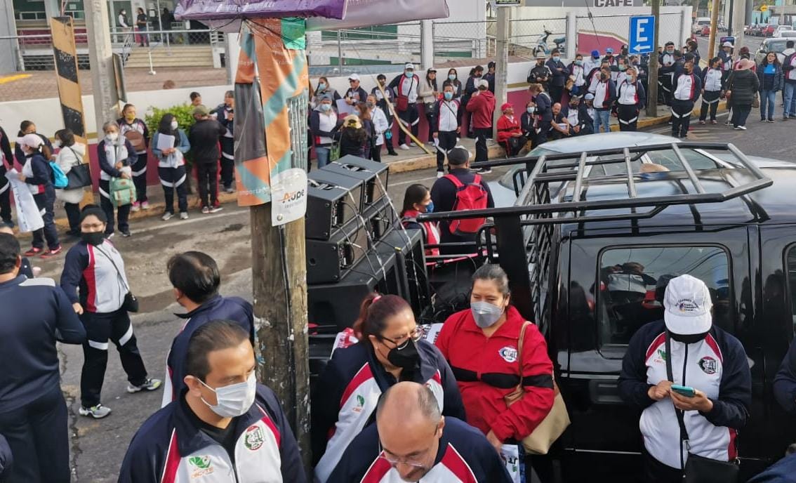 Docentes de CECYTE se manifiestan en el SAT, exigen regularización de salarios