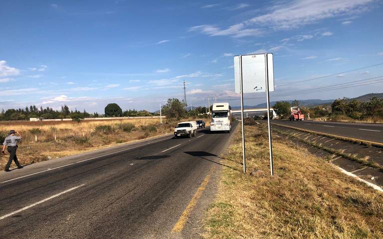 Liberan normalistas carretera, robaron autobuses, combustible y radio