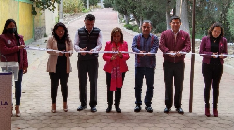 Alcalde de Santa Cruz Tlaxcala inaugura obra en compañía de la gobernadora