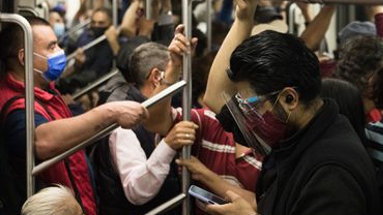 Especialistas recomiendan seguir usando cubrebocas ante una posible nueva ola de COVID en México 