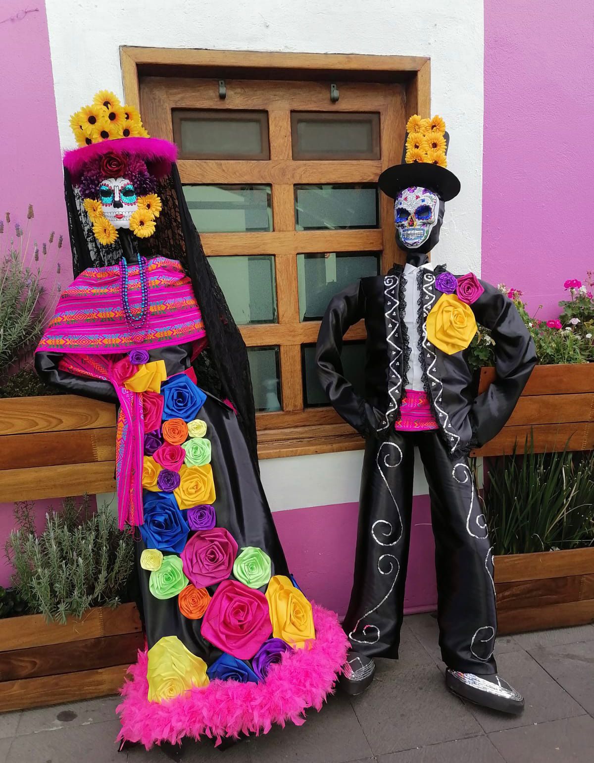 Hogares y comercios adornan sus fachadas por el Concurso de la Fiesta de Todos Santos