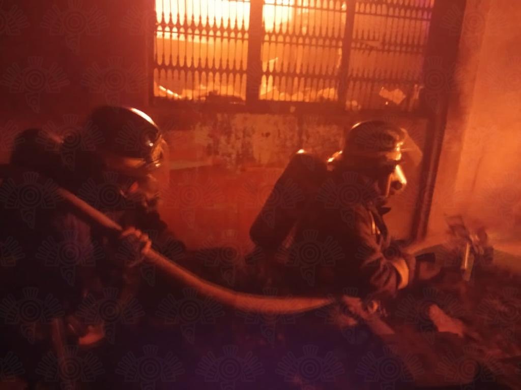 Fabrica de veladoras sufrió un fuerte incendio en Texmelucan