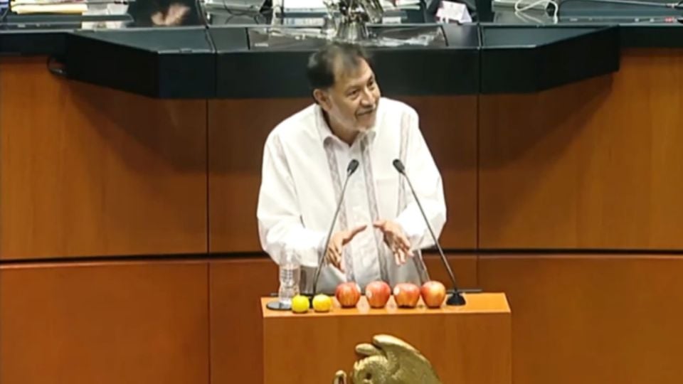 Fernández Noroña acusa agresión en el AICM