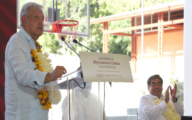 AMLO promete pago de retroactivos a maestros de Puebla
