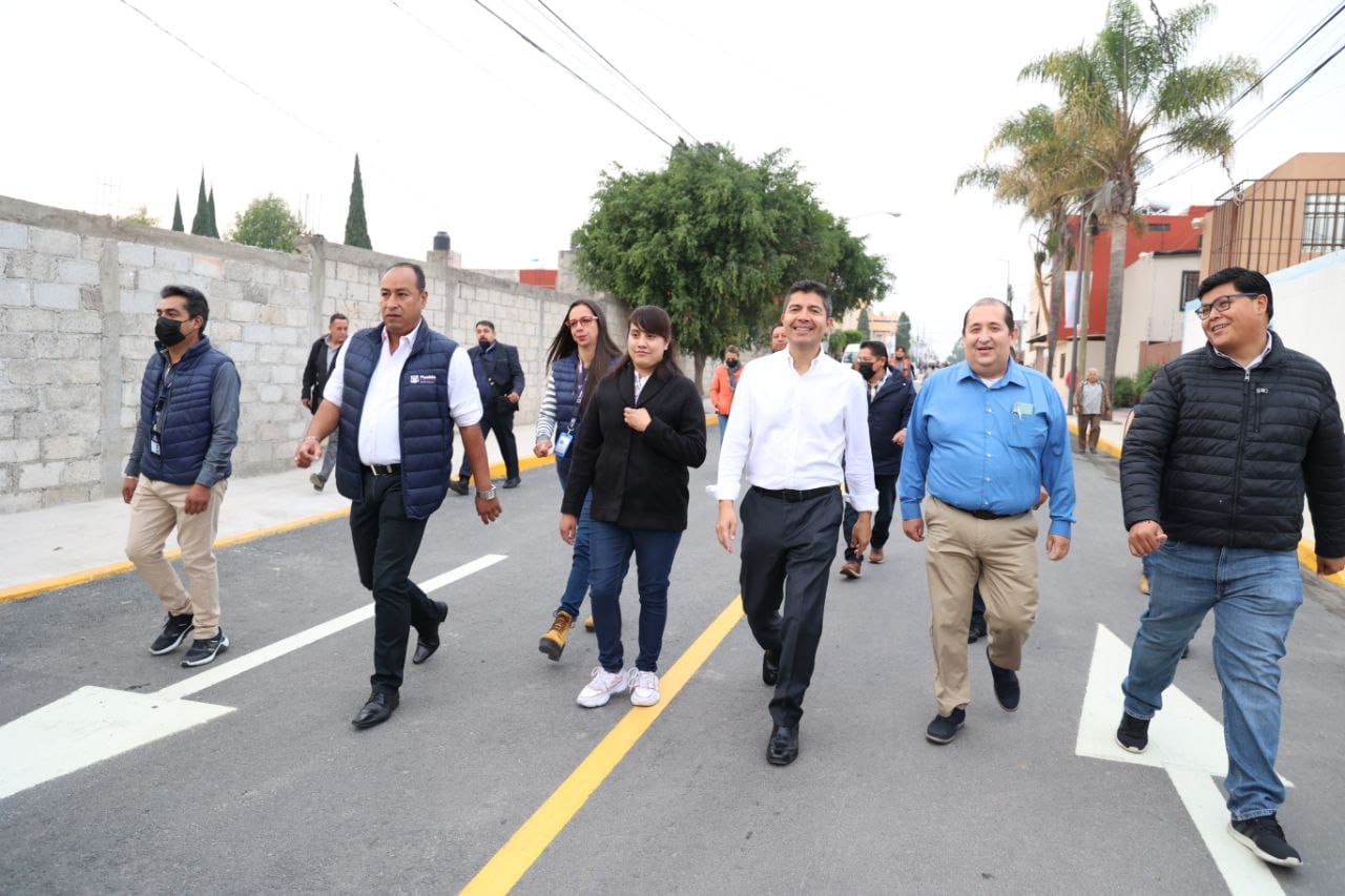 Entrega Eduardo Rivera calles rehabilitadas en Granjas de Puebla