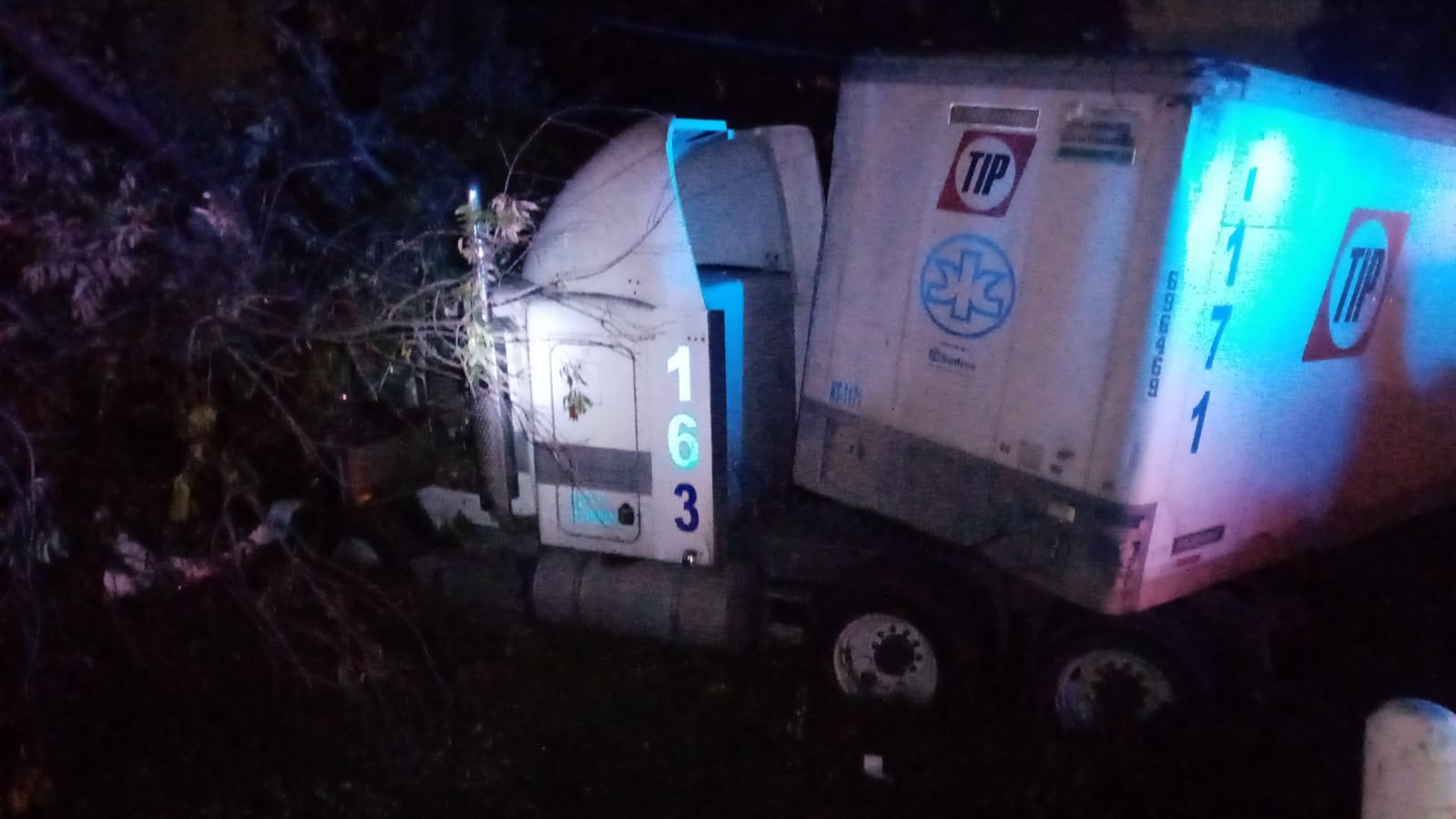 Sale tráiler de la autopista Tlaxcala-San Martín Texmelucan, solo daños materiales