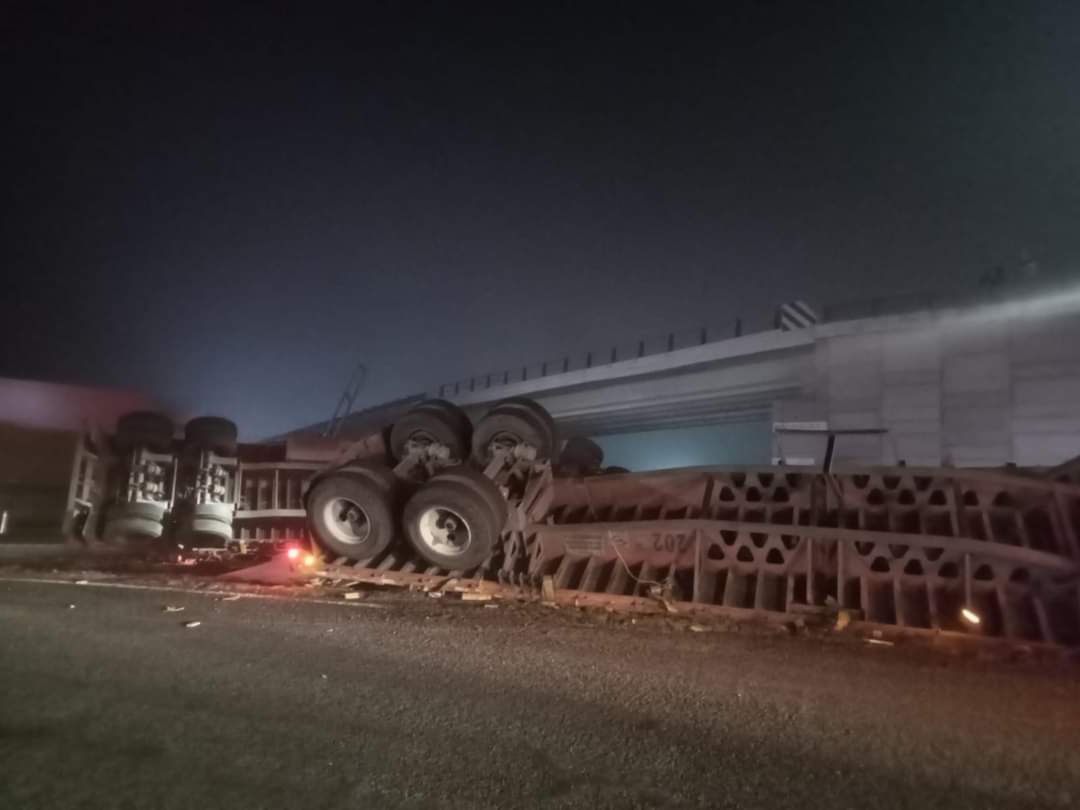 Sobrevive operador de tráiler que volcó, fue rescatado por paramédicos en Sanctórum