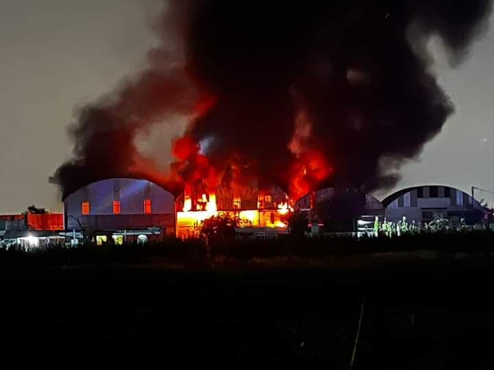 Fuego consume fábrica de sillones dentales en Tenancingo