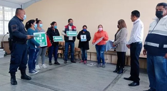 Alcaldesa de Amaxac de Guerrero entrega señalética y extintores en escuelas municipales