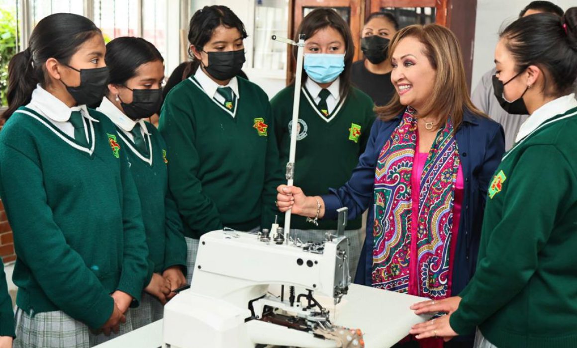 Entregó Lorena Cuéllar máquinas de coser a escuela Valentín Gómez Farías