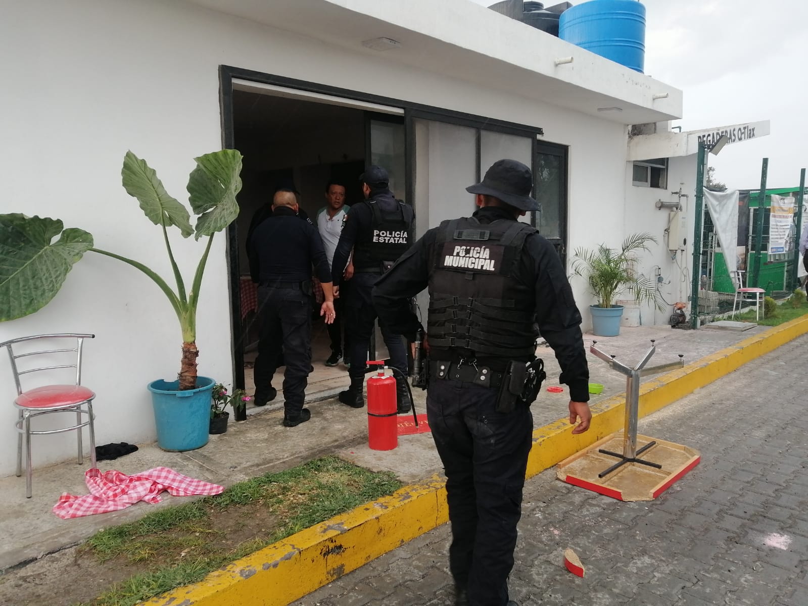 Flamazo dentro de cocina económica casa quemaduras a tres personas, en Cuapiaxtla