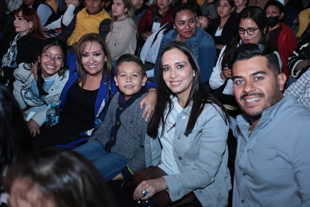 Asiste Lorena Cuéllar a concierto de Mijares en el Foro del artista