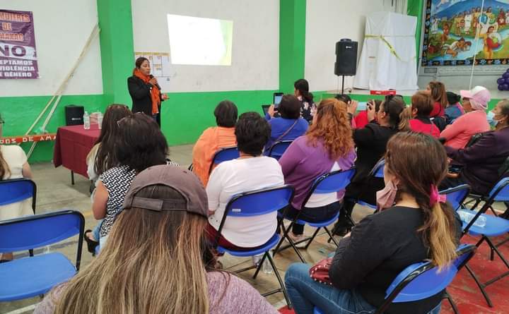 Alcaldesa de Amaxac imparte conferencia de emprendimiento  a mujeres