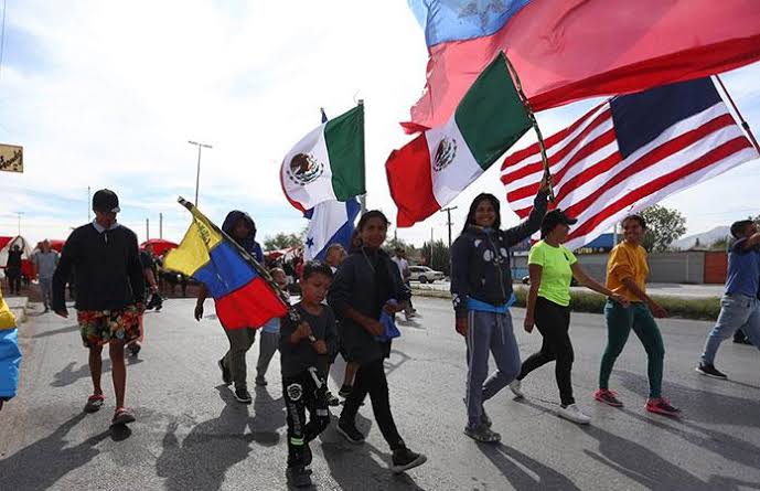 Se manifiestan migrantes venezolanos en Ciudad Juárez y policía los dispersa con balas de goma