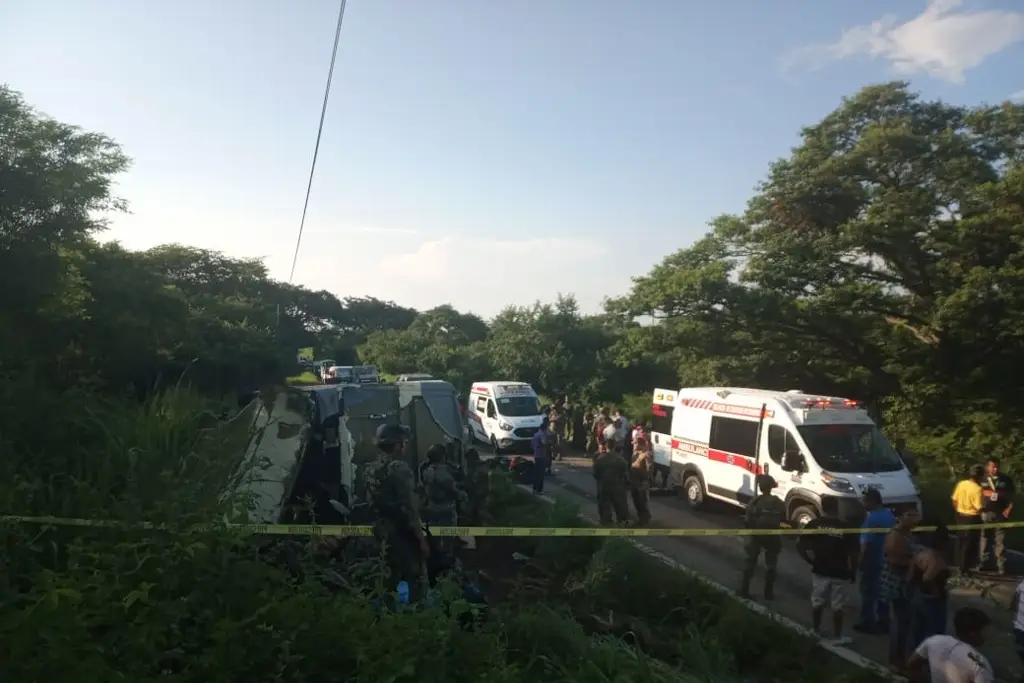 Vuelca camión en Oaxaca de la Semar reportan al menos un muerto y 17 heridos