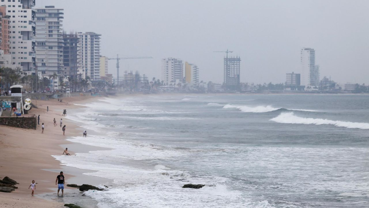 Huracán 'Orlene' categoría 2 esta próximo a tocar tierra en costas del Pacífico mexicano
