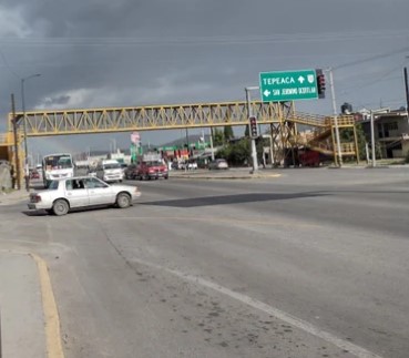 Roban camioneta sobre la carretera federal Puebla-Tehuacán y privan de la libertad al conductor