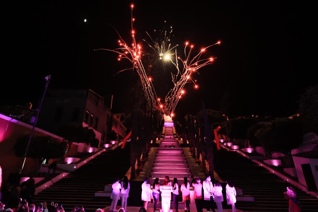 Iluminan escalinatas de Tlaxcala de color rosa contra el cáncer de mama