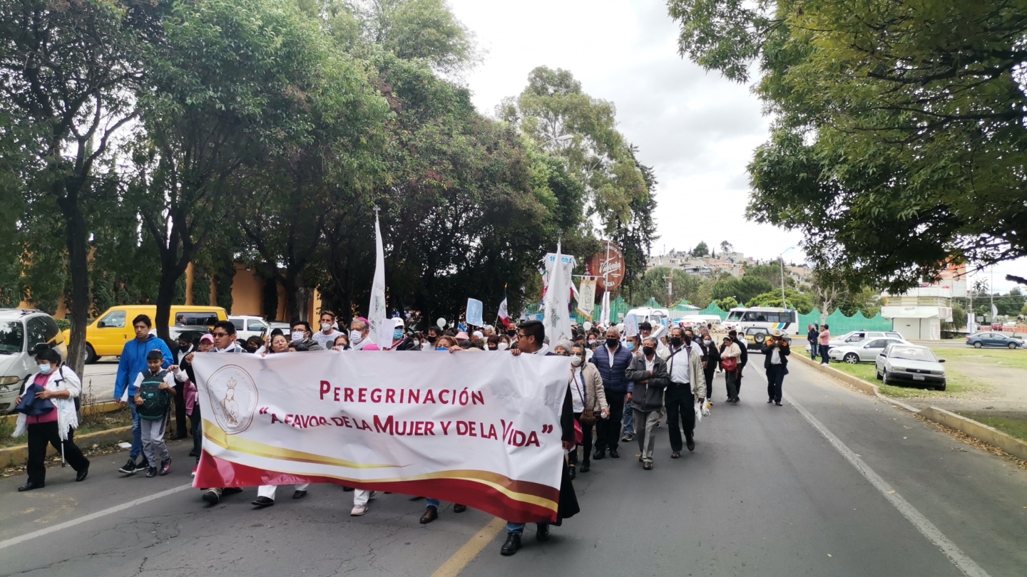 Realizan marcha a favor de la mujer y la vida, en Tlaxcala