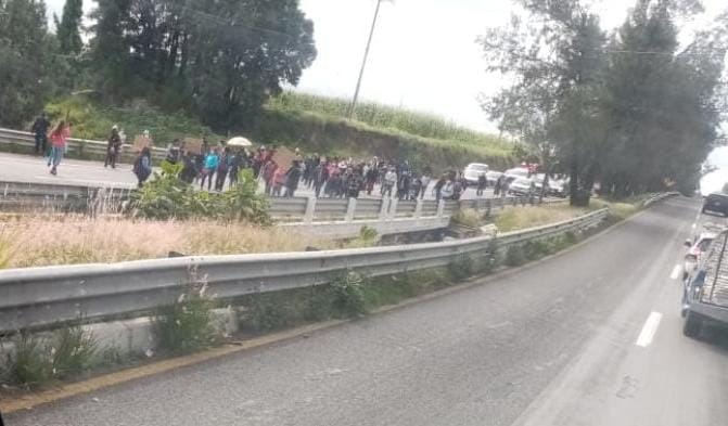 Cierran la Chiautempan-Puebla por falta de alumbrado público en CECYTE de Papalotla