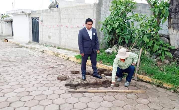 Alcalde de Tetlanohcan supervisa trabajos de bacheo