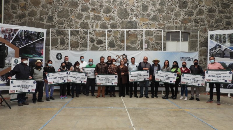 Ayuntamiento de Yauhquemehcan entrega lonas a representantes de comités vecinales 