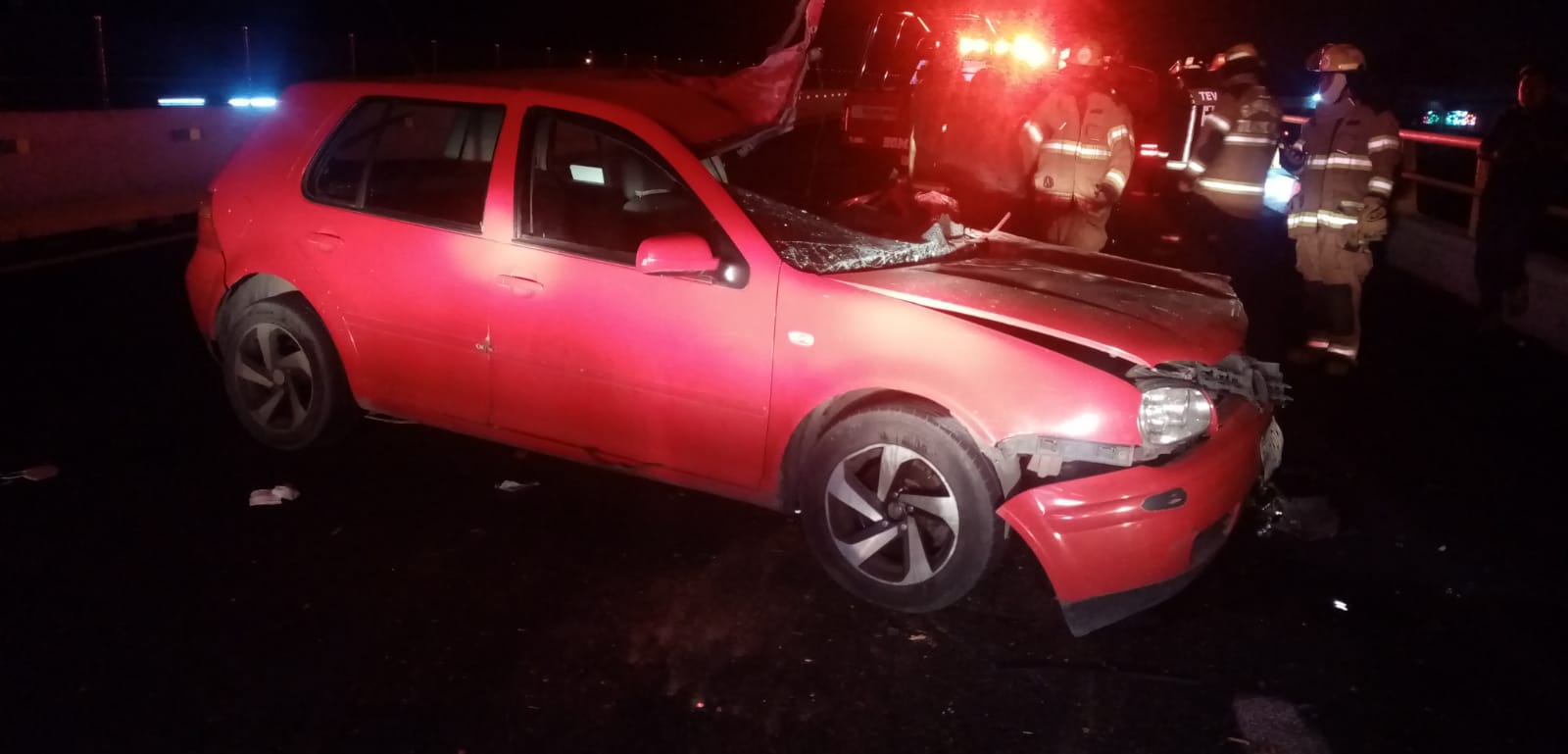 Conductor es rescatado entre los hierros retorcidos de su coche tras accidente en Libramiento Tlaxcala