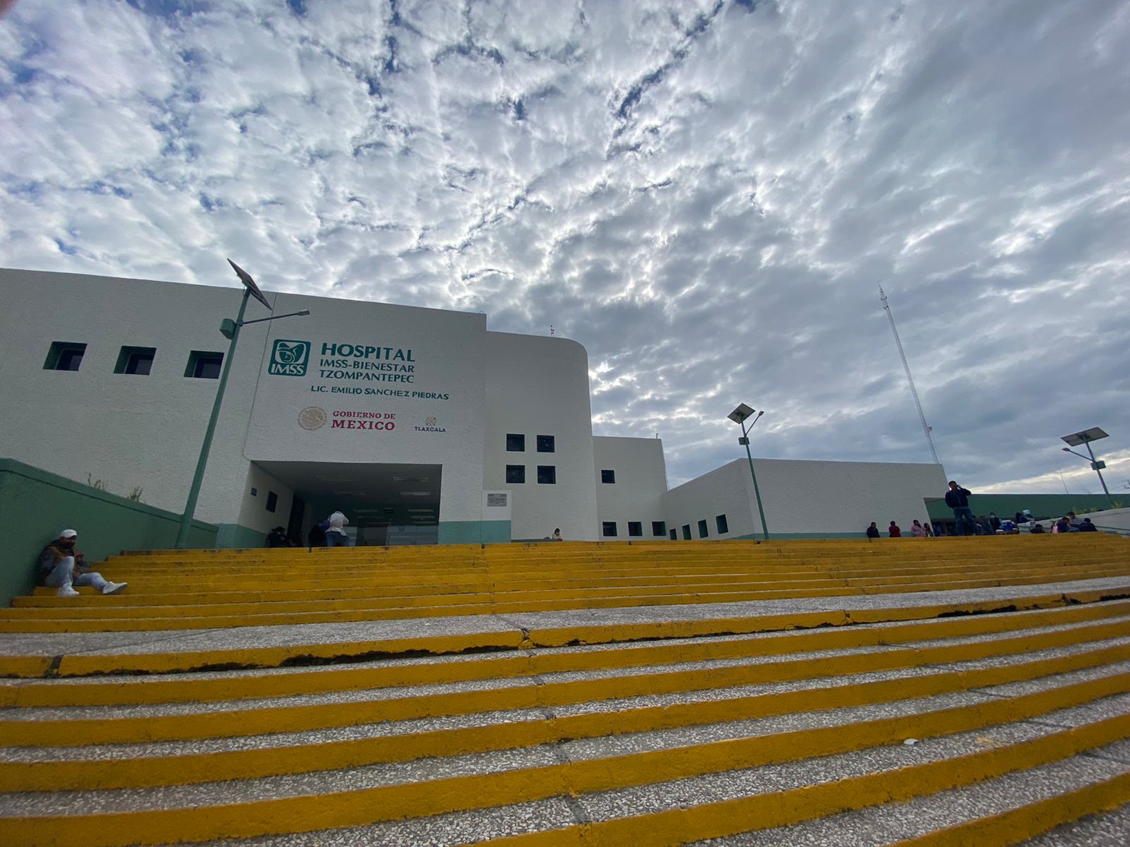 Un muerto y un herido por impactos de bala en Tocatlán y Huamantla durante el sábado   En estos hechos un menor de 15 años de edad murió y un joven de 26 años resultó lesionado al recibir un disparo en la cabeza    Durante la noche del sábado se registraron dos hechos relacionados con armas de fuego, donde un adolescente de 15 años murió por un impacto de bala en el municipio de Tocatlán y un joven de 26 resultó herido al recibir un balazo en la cabeza en Huamantla.    De acuerdo a los reportes, el primer percance se registró en el municipio de Tocatlán dónde un menor de 15 años de edad fue localizado en su domicilio con un impacto de bala en la zona de las costillas, por lo que fue trasladado de urgencia al Hospital Regional de Tzompantepec dónde llegó sin vida.    En el segundo hecho, después de acudir a una reunión social un joven de 26 años de edad resultó lesionado, al momento de caminar junto a su progenitor en la calle Emiliano Zapata, casi esquina con Juárez, del pueblo de Benito Juárez, Huamantla.  Ahí, el padre del hombre herido manifestó que solo escuchó un estruendo y al voltear su hijo se había desvanecido y sangraba de la cabeza, por lo que el lesionado fue trasladado a un hospital donde se reporta grave.   Finalmente, hasta el momento se desconoce como sucedieron los hechos donde un menor de edad perdió la vida, pero las autoridades correspondientes ya investigan los hechos.