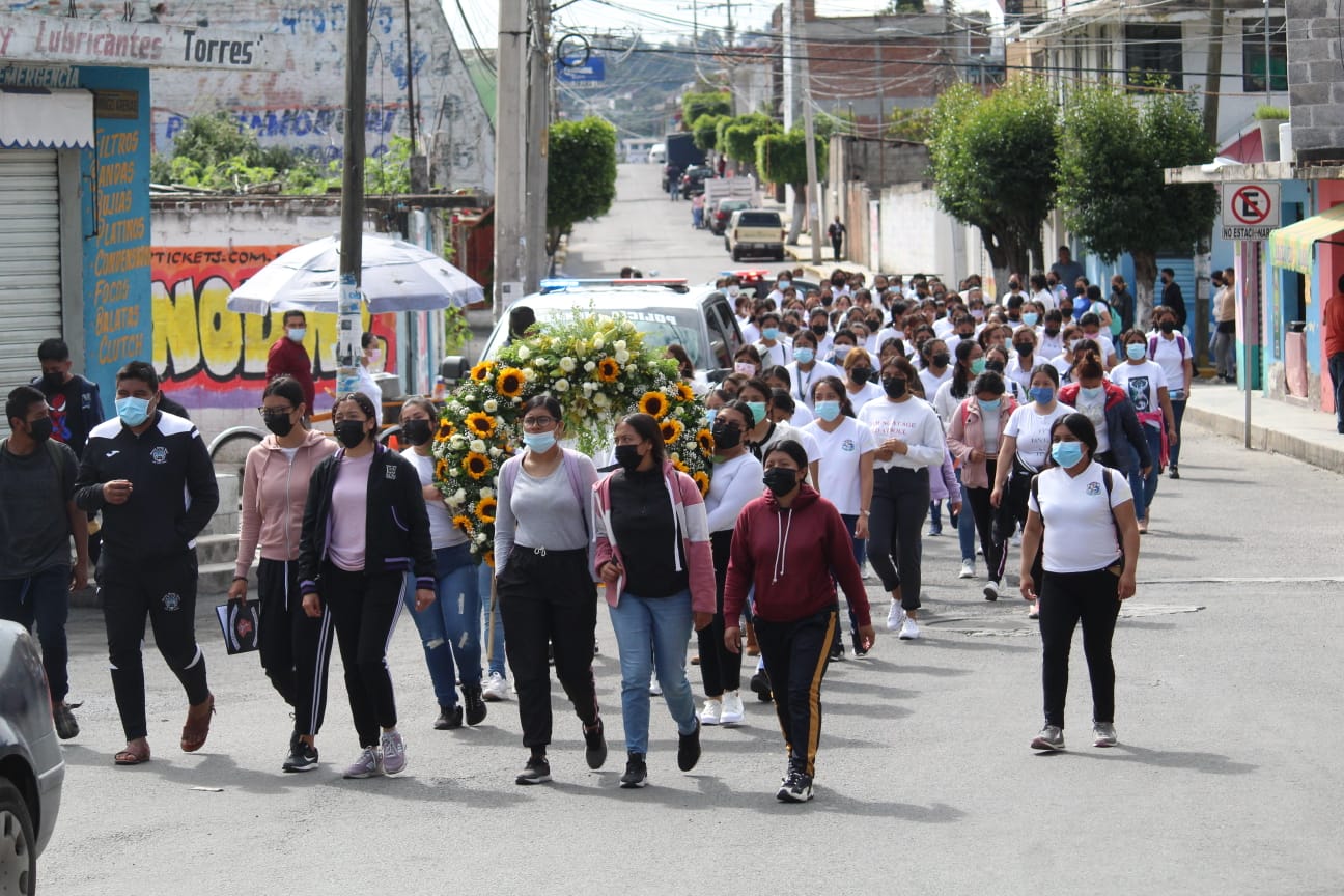 Normalistas marcharon pacíficamente para conmemorar muerte de compañera