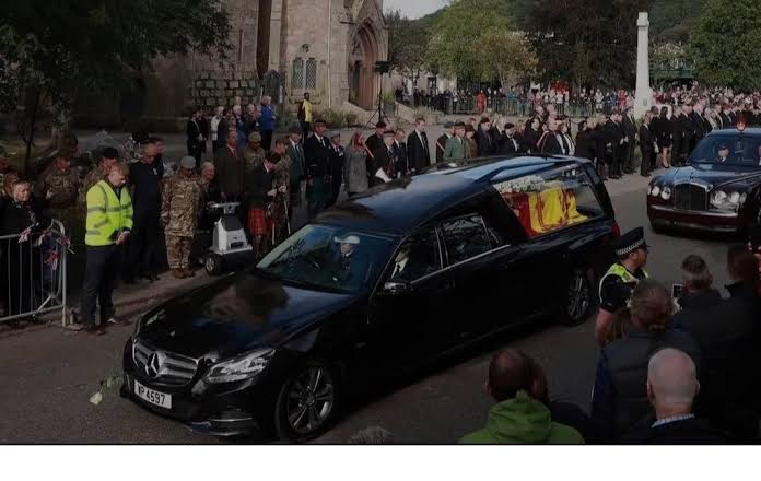Cortejo fúnebre de la Reina Isabel II entró en Edimburgo