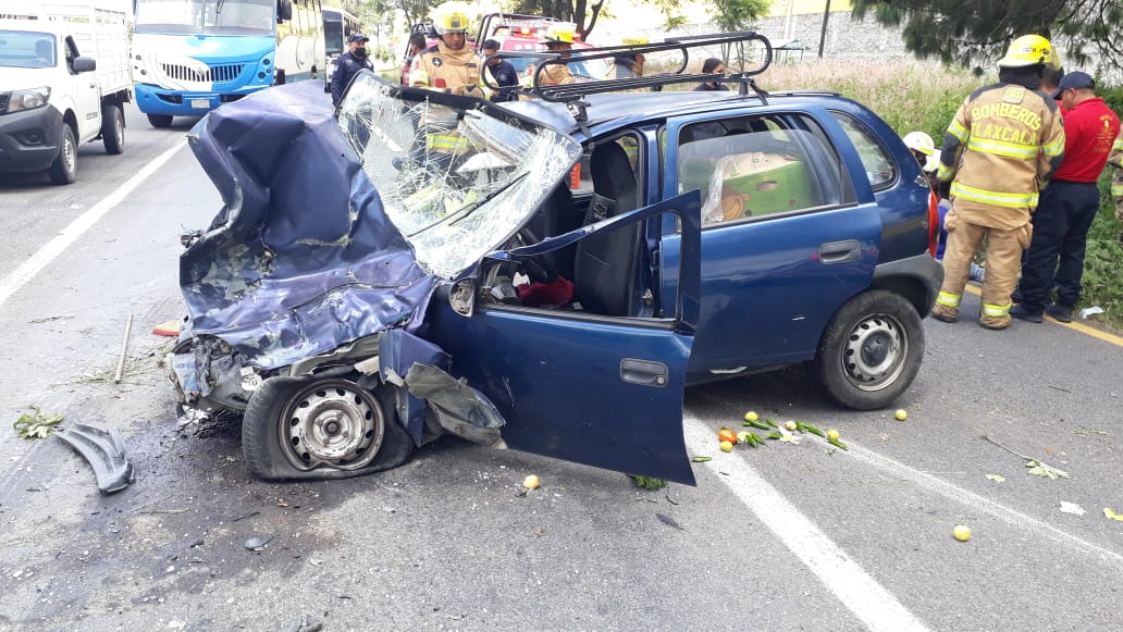 Madre e hijo sobreviven a aparatoso accidente sobre la Vía Corta Chiautempan-Puebla