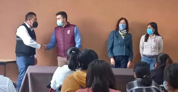 Alcalde de Santa Cruz Tlaxcala reconoce a alumnos graduados del Curso de Inglés Básico